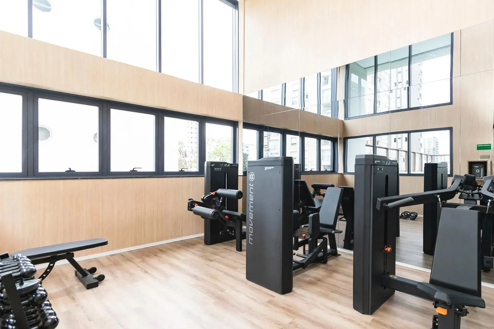 Sala de ginástica do Haus Mitre Campo Belo com aparelhos de musculação