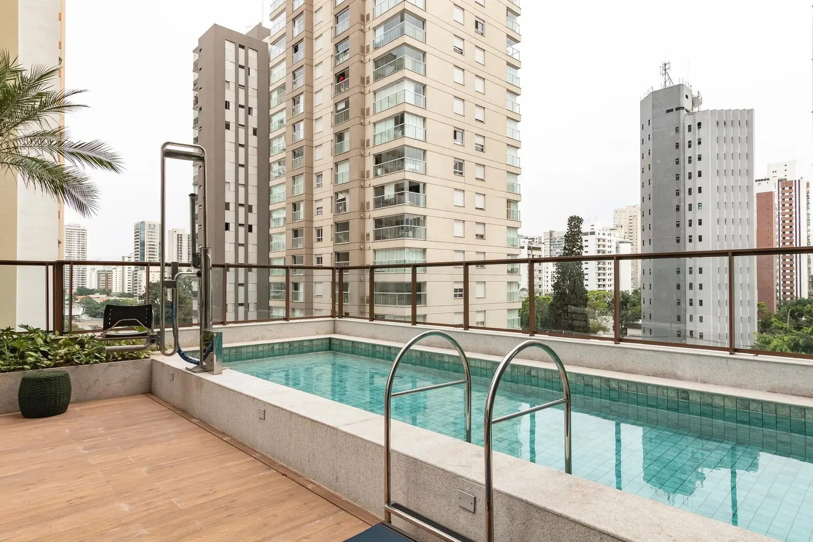 Piscina do Haus Mitre Campo Belo com vista para os prédios do Campo Belo