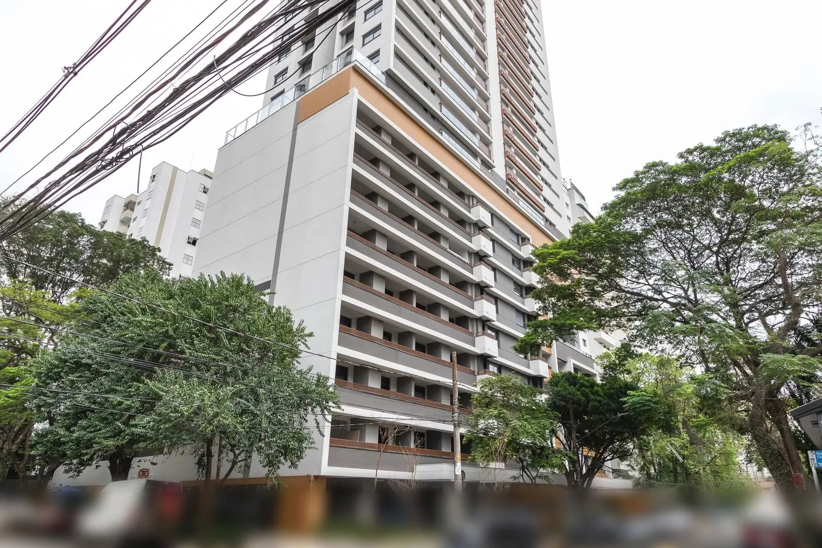 Fachada do Haus Mitre Campo Belo na Rua João de Sousa Dias, com árvores na calçada